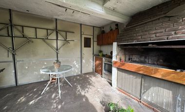 CASA 4 AMB / COCHERA / JARDIN / PARILLA