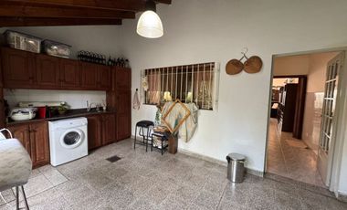 CASA 4 AMB / COCHERA / JARDIN / PARILLA