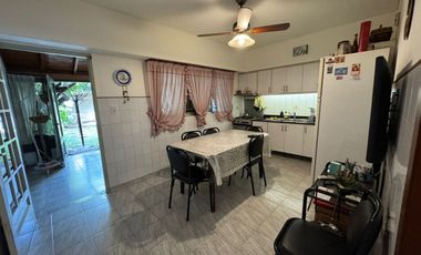 CASA 4 AMB / COCHERA / JARDIN / PARILLA