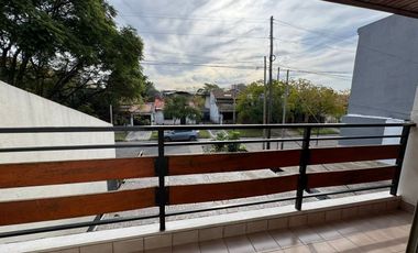 CASA 4 AMB / COCHERA / JARDIN / PARILLA