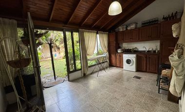 CASA 4 AMB / COCHERA / JARDIN / PARILLA
