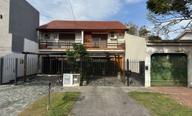CASA 4 AMB / COCHERA / JARDIN / PARILLA