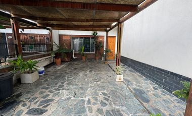 CASA 4 AMB / COCHERA / JARDIN / PARILLA