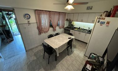 CASA 4 AMB / COCHERA / JARDIN / PARILLA
