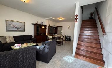 CASA 4 AMB / COCHERA / JARDIN / PARILLA