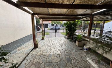 CASA 4 AMB / COCHERA / JARDIN / PARILLA