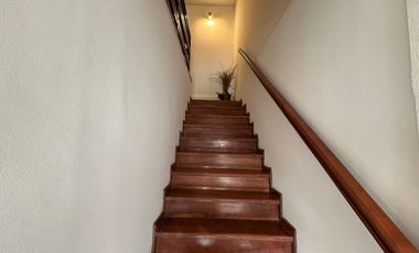 CASA 4 AMB / COCHERA / JARDIN / PARILLA