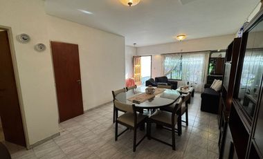CASA 4 AMB / COCHERA / JARDIN / PARILLA