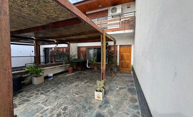 CASA 4 AMB / COCHERA / JARDIN / PARILLA