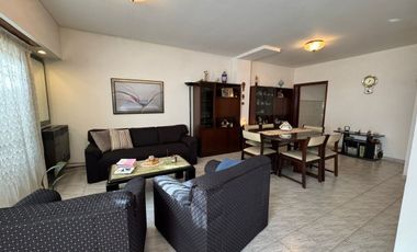 CASA 4 AMB / COCHERA / JARDIN / PARILLA