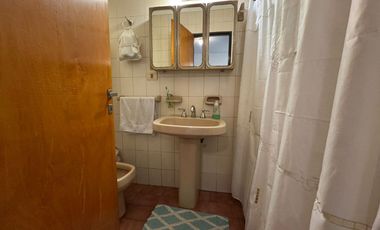 CASA 4 AMB / COCHERA / JARDIN / PARILLA