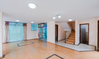 VENTA DE CASA MITAD DE MUNDO