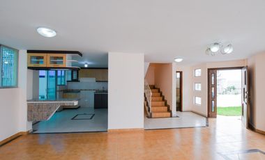 VENTA DE CASA MITAD DE MUNDO