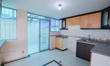 VENTA DE CASA MITAD DE MUNDO