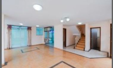 VENTA DE CASA MITAD DE MUNDO