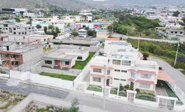 VENTA DE CASA MITAD DE MUNDO