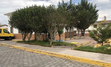 CASA MITAD DEL MUNDO 75.40M2 CON PATIO DE 60.60M2