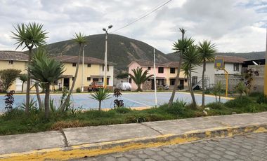 CASA MITAD DEL MUNDO 75.40M2 CON PATIO DE 60.60M2