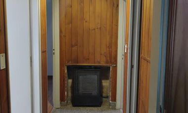 Chalet en zona residencial 4 ambientes. 2 dormitorios y escritorio. Jardín cochera- La Lucila