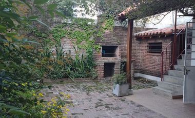 Chalet en zona residencial 4 ambientes. 2 dormitorios y escritorio. Jardín cochera- La Lucila