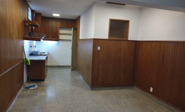 Chalet en zona residencial 4 ambientes. 2 dormitorios y escritorio. Jardín cochera- La Lucila