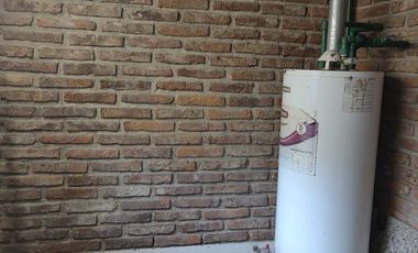 Chalet en zona residencial 4 ambientes. 2 dormitorios y escritorio. Jardín cochera- La Lucila