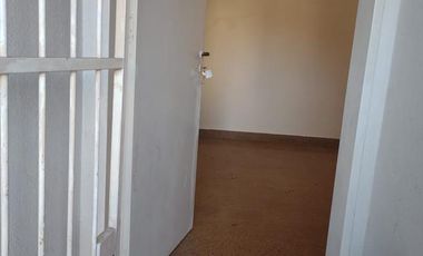 Chalet en zona residencial 4 ambientes. 2 dormitorios y escritorio. Jardín cochera- La Lucila
