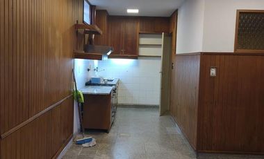 Chalet en zona residencial 4 ambientes. 2 dormitorios y escritorio. Jardín cochera- La Lucila