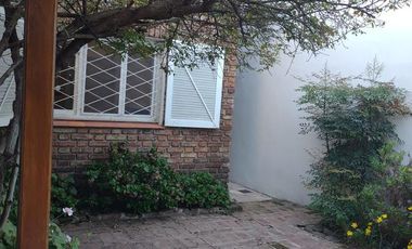 Chalet en zona residencial 4 ambientes. 2 dormitorios y escritorio. Jardín cochera- La Lucila
