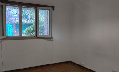 Chalet en zona residencial 4 ambientes. 2 dormitorios y escritorio. Jardín cochera- La Lucila
