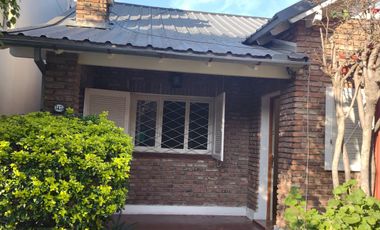Chalet en zona residencial 4 ambientes. 2 dormitorios y escritorio. Jardín cochera- La Lucila