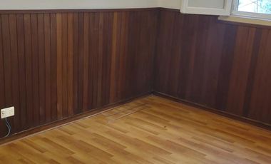 Chalet en zona residencial 4 ambientes. 2 dormitorios y escritorio. Jardín cochera- La Lucila