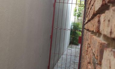 Chalet en zona residencial 4 ambientes. 2 dormitorios y escritorio. Jardín cochera- La Lucila