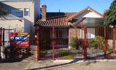 Chalet en zona residencial 4 ambientes. 2 dormitorios y escritorio. Jardín cochera- La Lucila