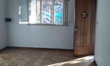 Chalet en zona residencial 4 ambientes. 2 dormitorios y escritorio. Jardín cochera- La Lucila
