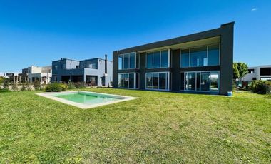 VENTA CASA A ESTRENAR EN MUELLES PUERTOS, 5 AMBIENTES, PISCINA, VISTA AL LAGO