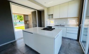 VENTA CASA A ESTRENAR EN MUELLES PUERTOS, 5 AMBIENTES, PISCINA, VISTA AL LAGO