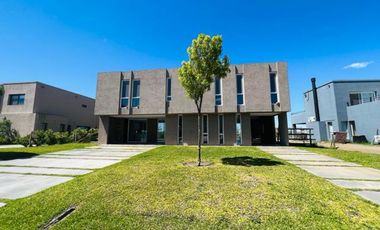 VENTA CASA A ESTRENAR EN MUELLES PUERTOS, 5 AMBIENTES, PISCINA, VISTA AL LAGO