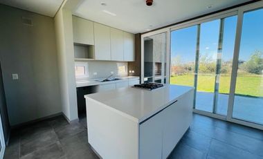 VENTA CASA A ESTRENAR EN MUELLES PUERTOS, 5 AMBIENTES, PISCINA, VISTA AL LAGO