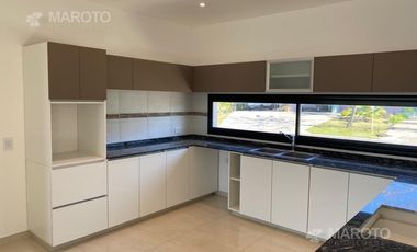 CASA EN ALQUILER  EN BARRIO EL CANTON GOLF - MAROTO PROPIEDADES
