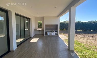 CASA EN ALQUILER  EN BARRIO EL CANTON GOLF - MAROTO PROPIEDADES