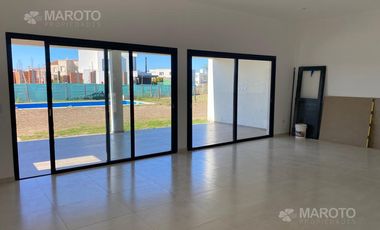 CASA EN ALQUILER  EN BARRIO EL CANTON GOLF - MAROTO PROPIEDADES