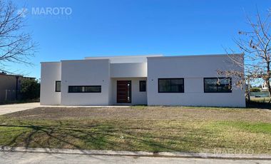 CASA EN ALQUILER  EN BARRIO EL CANTON GOLF - MAROTO PROPIEDADES