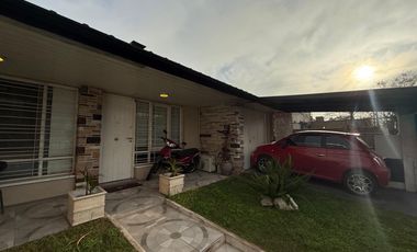 Casa cuatro ambientes jardin pileta cochera a la venta en Bernal