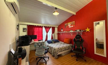 Casa cuatro ambientes jardin pileta cochera a la venta en Bernal