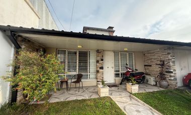 Casa cuatro ambientes jardin pileta cochera a la venta en Bernal