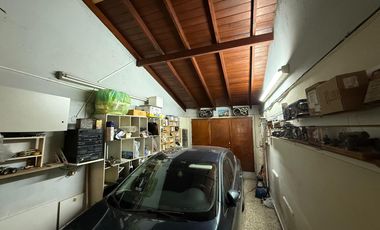 Casa cuatro ambientes jardin pileta cochera a la venta en Bernal