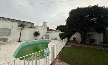 Casa cuatro ambientes jardin pileta cochera a la venta en Bernal