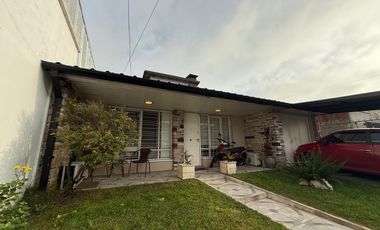 Casa cuatro ambientes jardin pileta cochera a la venta en Bernal