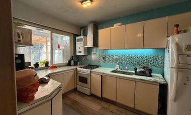 Casa cuatro ambientes jardin pileta cochera a la venta en Bernal